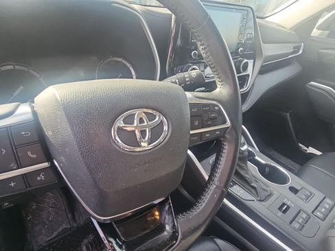 Used 2021 Toyota Highlander XLE image 5