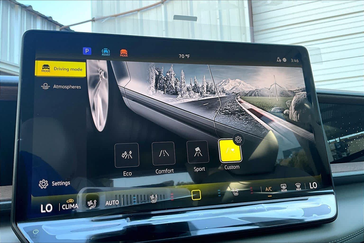 New 2027 Volkswagen Atlas SE FWD image 18