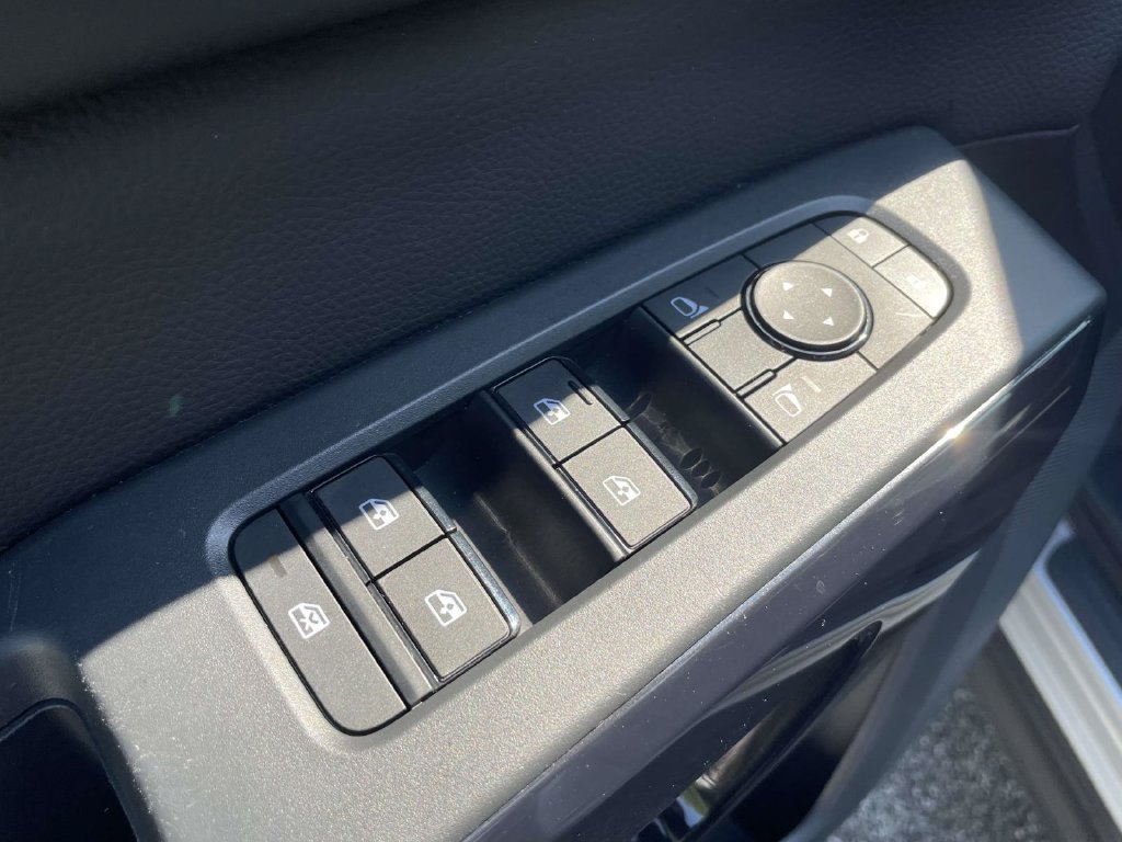 Used 2025 Nissan Pathfinder SV FWD image 17