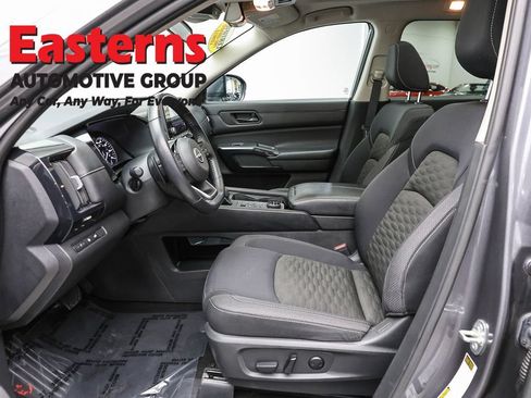 Used 2023 Nissan Pathfinder SV w/ SV Premium Package AWD/4WD image 14