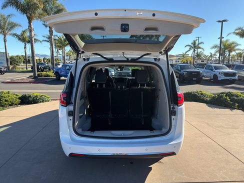 Used 2024 Chrysler Pacifica Touring-L image 7