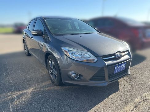 Used 2014 Ford Focus SE w/ SE Sport Package FWD image 2