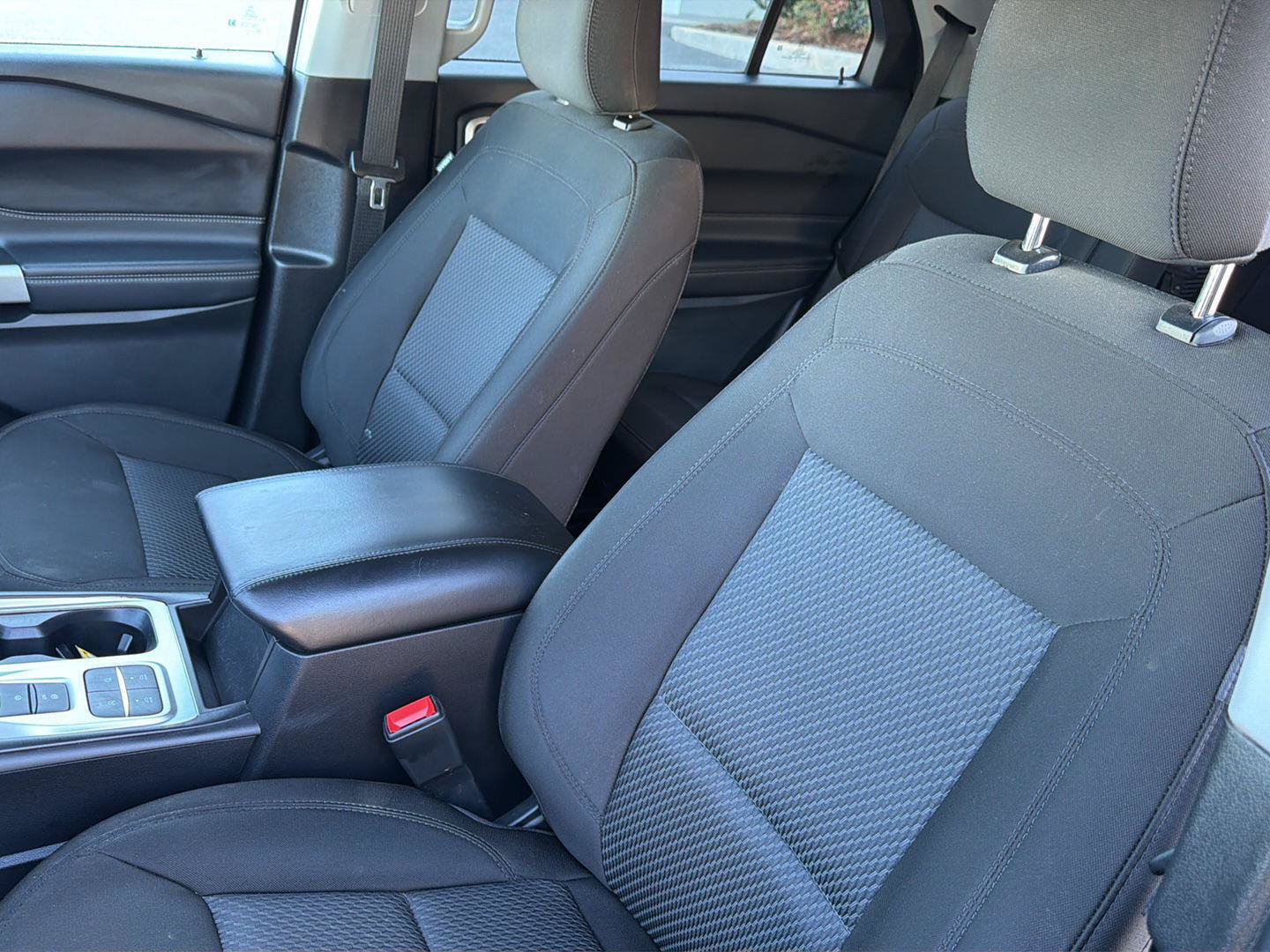 Certified 2024 Ford Explorer XLT RWD image 31
