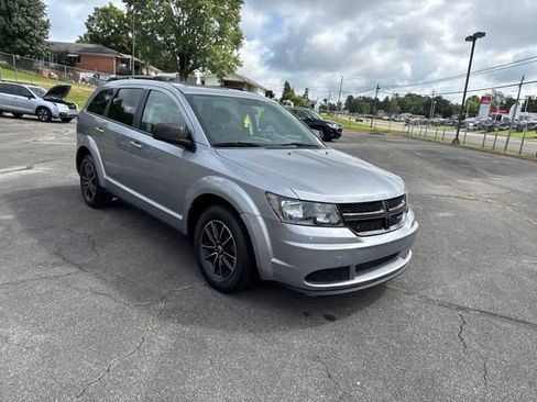 Used 2018 Dodge Journey SE w/ Popular Equipment Group FWD image 2