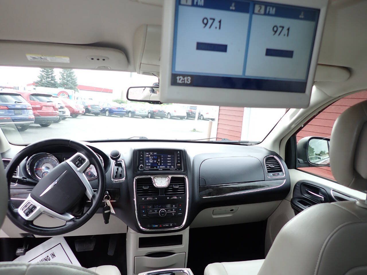 Used 2013 Chrysler Town & Country Touring FWD image 11