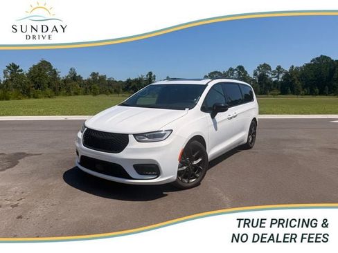 Used 2025 Chrysler Pacifica Limited FWD image 1