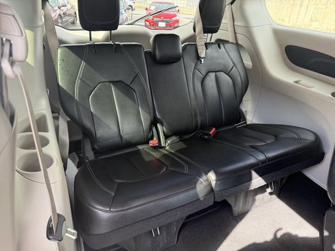 Used 2023 Chrysler Pacifica Touring-L image 13