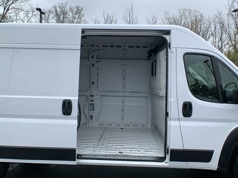 Used 2024 RAM ProMaster 2500 w/ Convenience Group FWD image 17