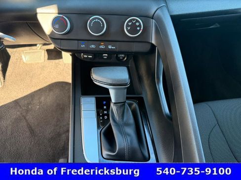 Used 2023 Hyundai Elantra SE w/ Preferred Accessory Package image 21