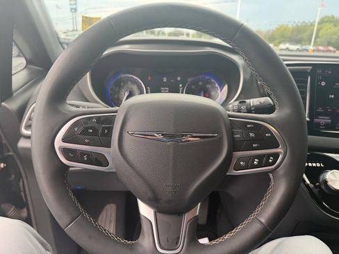 Used 2025 Chrysler Pacifica Select FWD image 9