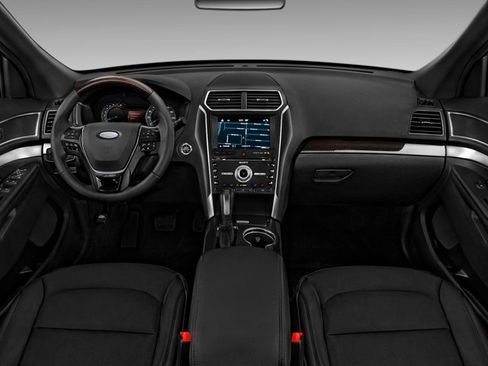 Used 2018 Ford Explorer Platinum image 3