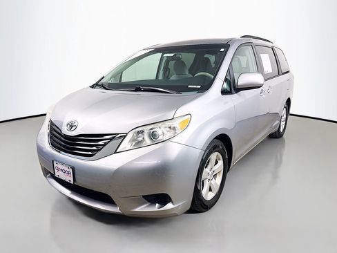 Used 2013 Toyota Sienna LE image 3