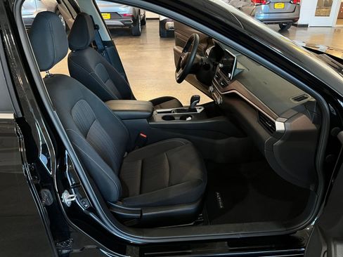 Used 2025 Nissan Altima 2.5 SV FWD image 35