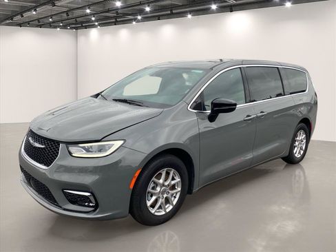 Used 2025 Chrysler Pacifica Select FWD image 3