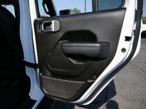 Used 2024 Jeep Gladiator Rubicon w/ Technology Group AWD/4WD image 40
