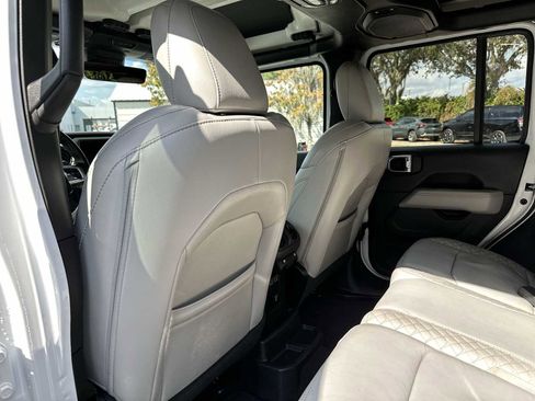 Used 2022 Jeep Wrangler Unlimited Sahara image 16