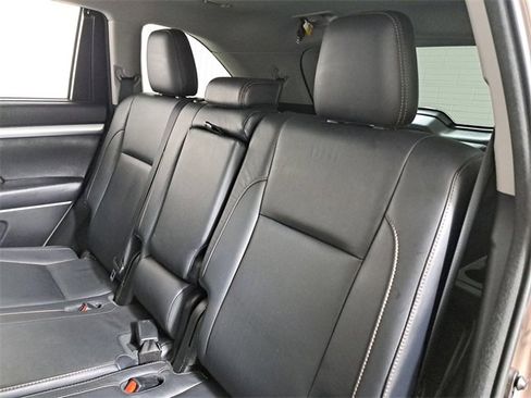 Used 2017 Toyota Highlander XLE w/ Carpet Mat Package image 13