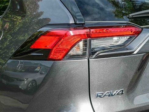 Used 2022 Toyota RAV4 SE image 9