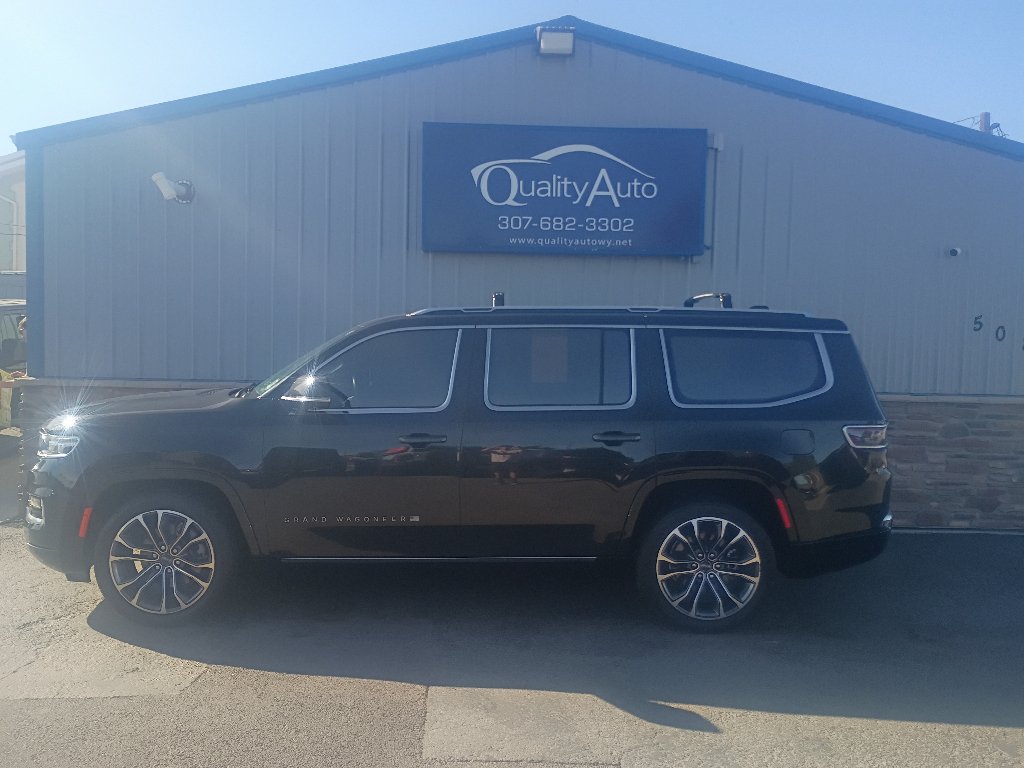 Used 2022 Jeep Grand Wagoneer Series III w/ HD Trailer Tow Package AWD/4WD image 1