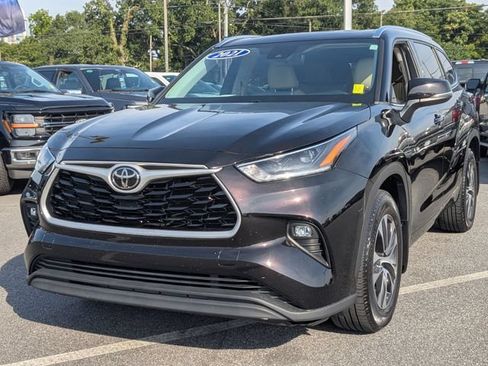 Used 2021 Toyota Highlander XLE AWD/4WD image 7