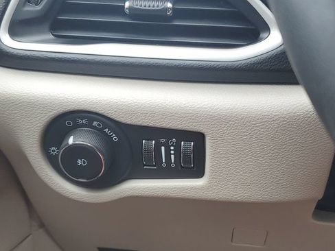 Used 2023 Chrysler Pacifica Touring-L FWD image 30