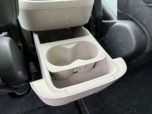 Used 2024 Chrysler Pacifica Touring-L image 14