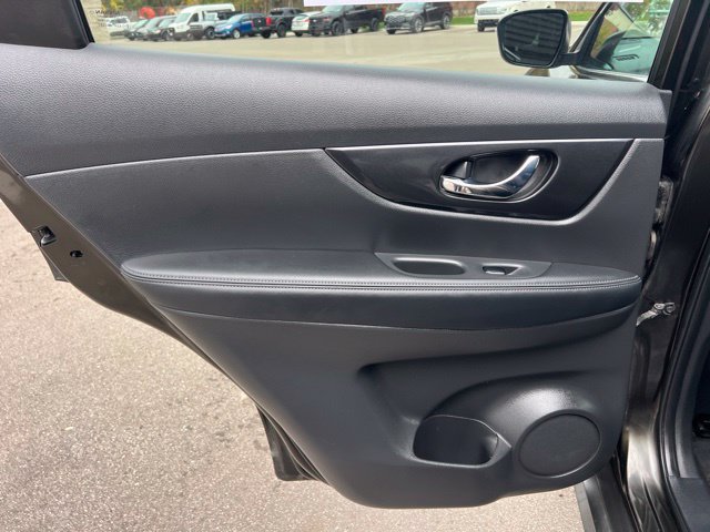 Used 2017 Nissan Rogue SV AWD/4WD image 16