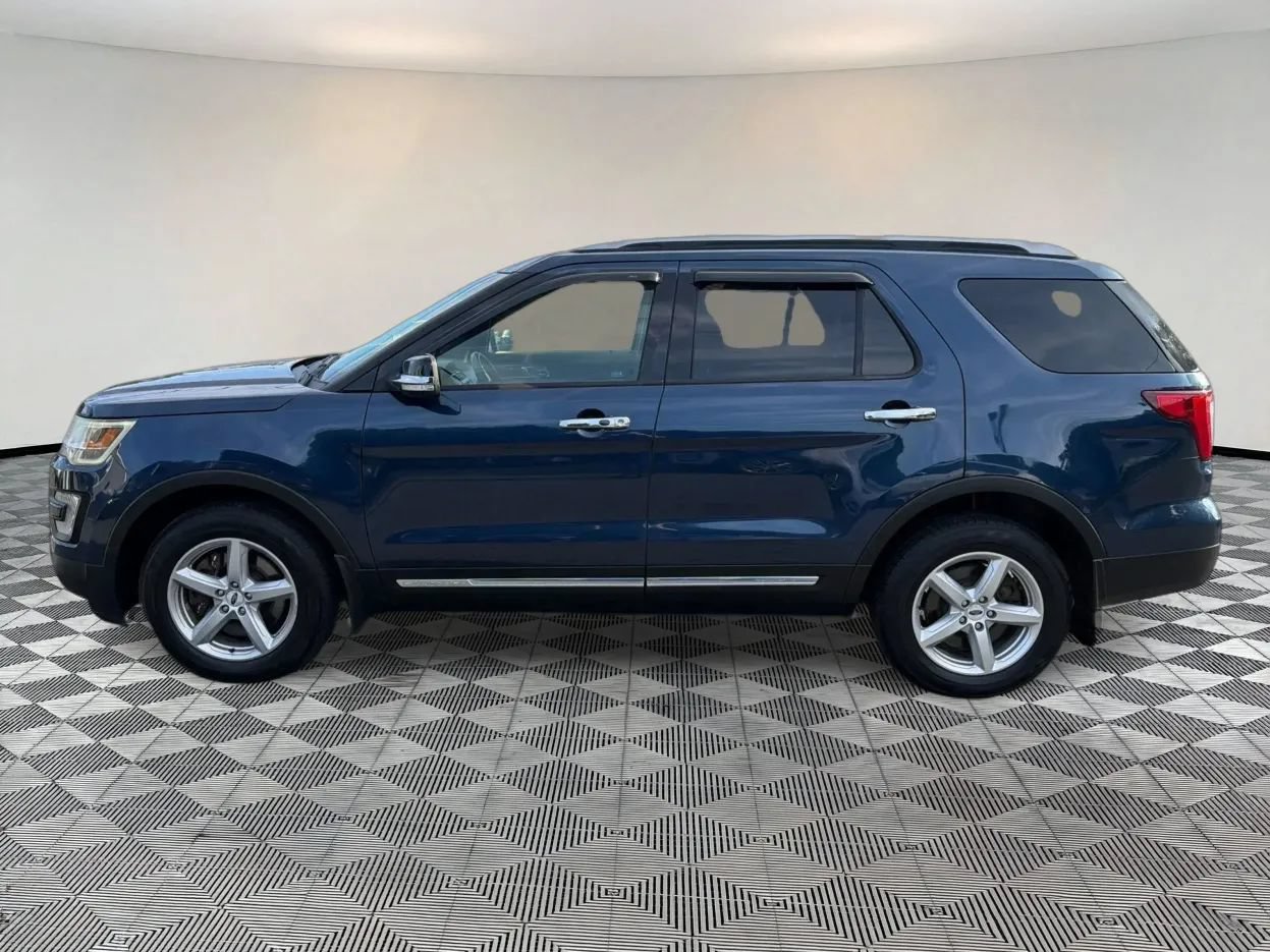 Used 2017 Ford Explorer XLT w/ Equipment Group 202A AWD/4WD image 4