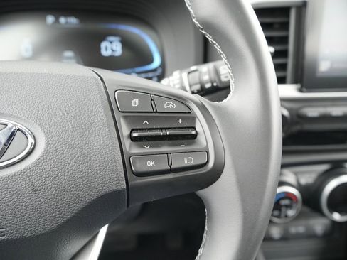 Used 2025 Hyundai Venue SEL image 27