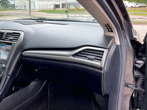 Used 2017 Ford Fusion SE w/ Fusion SE Technology Package FWD image 23