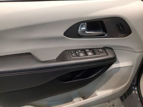 Used 2023 Chrysler Pacifica Touring-L FWD image 12