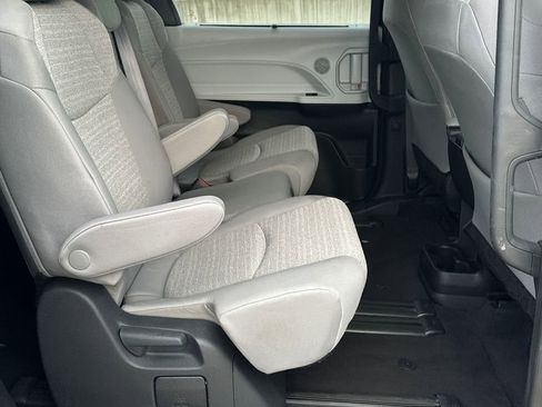 Used 2025 Toyota Sienna LE FWD image 13