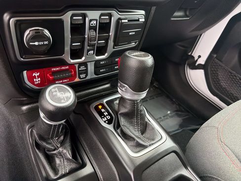 Used 2024 Jeep Gladiator Rubicon w/ Convenience Group AWD/4WD image 29