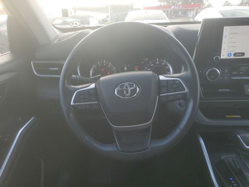 Used 2023 Toyota Highlander XLE image 12
