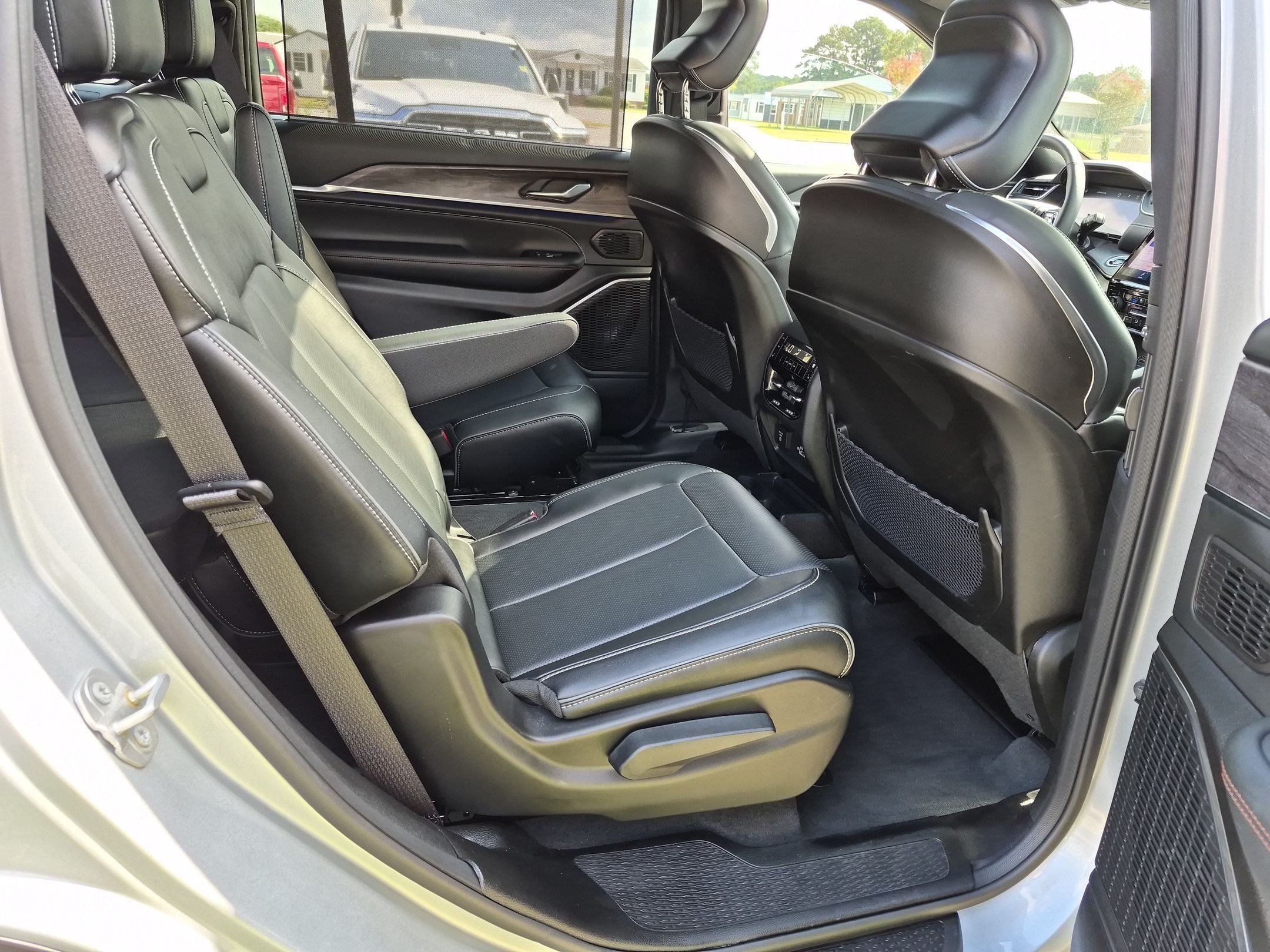 Used 2025 Jeep Grand Cherokee L Overland w/ Luxury Tech Group IV AWD/4WD image 23
