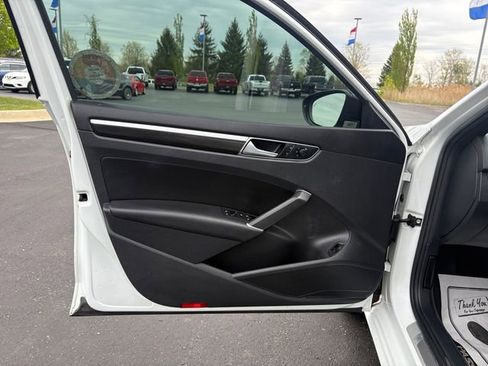 Used 2018 Volkswagen Passat 3.6 FWD image 17