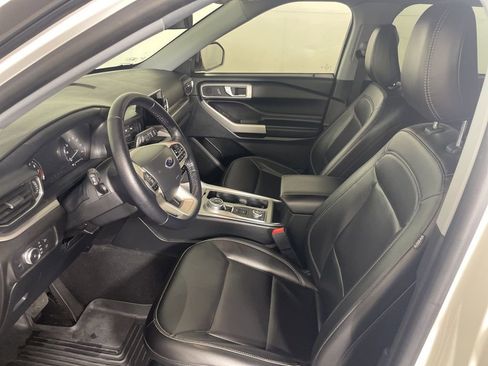 Used 2022 Ford Explorer XLT w/ Equipment Group 202A AWD/4WD image 7