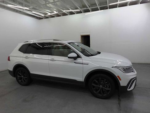 Used 2024 Volkswagen Tiguan SE w/ Panoramic Sunroof Package AWD/4WD image 4