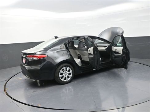 Used 2020 Toyota Corolla LE image 41