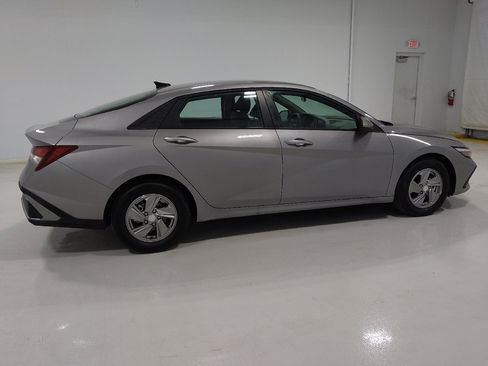 Used 2025 Hyundai Elantra SE w/ Cargo Package image 10