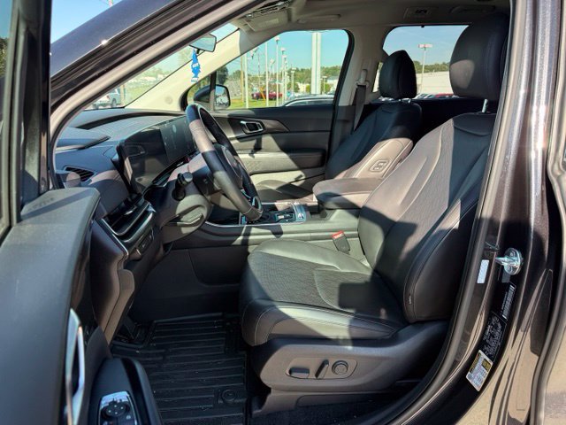 Used 2025 Kia Carnival SX w/ SX Dark Edition Package FWD image 16