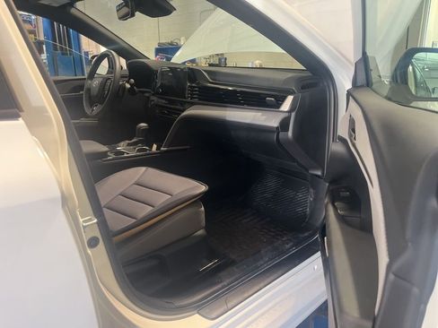 Used 2025 Toyota Camry SE w/ Convenience Package FWD image 4