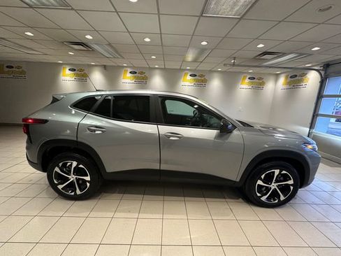 Used 2024 Chevrolet Trax RS image 3