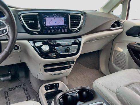 Used 2020 Chrysler Pacifica Touring-L Plus w/ Advanced Safetytec Group FWD image 23