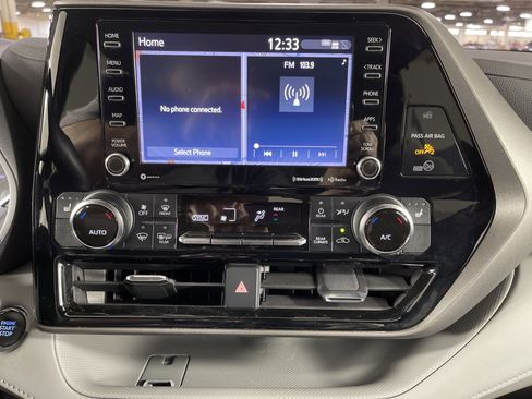 Used 2022 Toyota Highlander XLE image 23