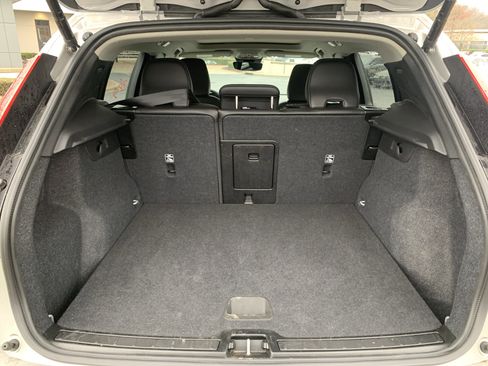 Used 2025 Volvo XC40 B5 Core image 33