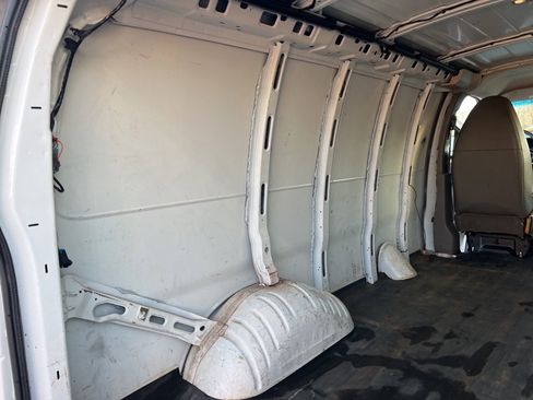 Used 2015 Chevrolet Express 2500 image 22
