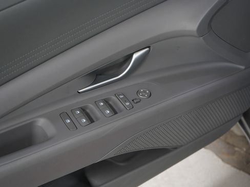 Used 2023 Hyundai Elantra SE image 19