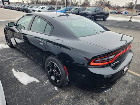 Used 2018 Dodge Charger SXT image 3