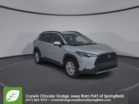 Used 2022 Toyota Corolla Cross LE FWD image 2